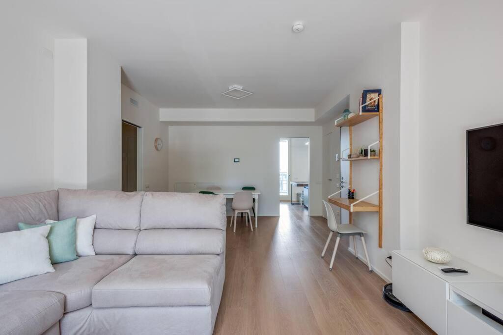 Easylife - Modern And Spacious Apt In Fiera City Life Milão Exterior foto
