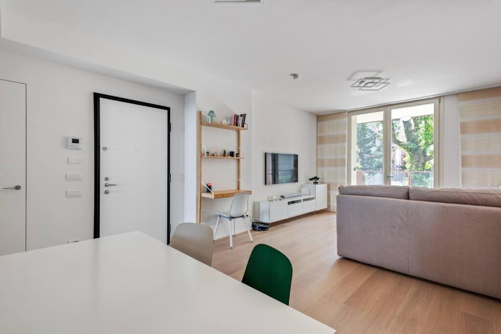 Easylife - Modern And Spacious Apt In Fiera City Life Milão Exterior foto