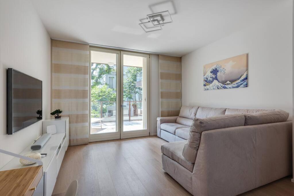 Easylife - Modern And Spacious Apt In Fiera City Life Milão Exterior foto