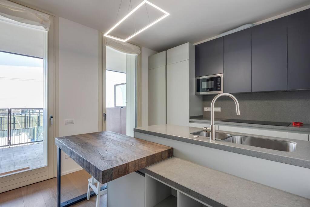 Easylife - Modern And Spacious Apt In Fiera City Life Milão Exterior foto